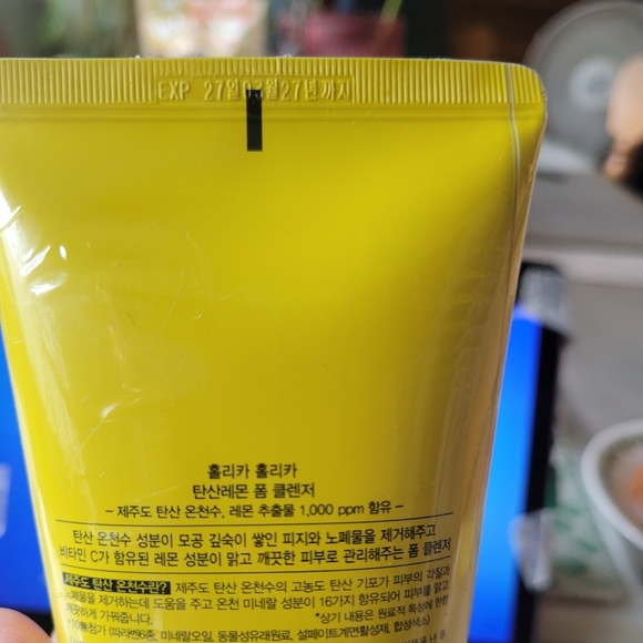 HOLIKA HOLIKA Lemon FOAM CLEANSER - Picture 2 of 3